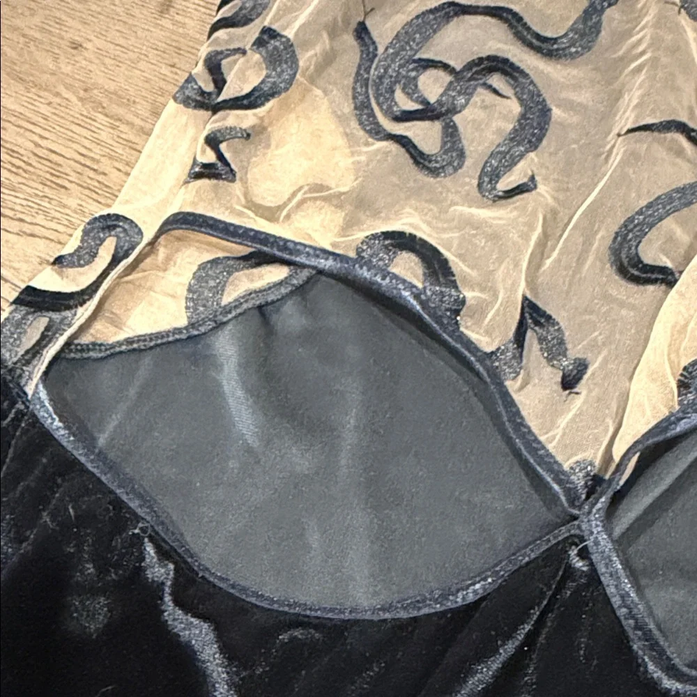 Chic Black and Tan Chemise - Picture 2 of 4